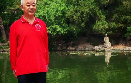 杨友明诗词研究   《西江月·夏日园趣》在艺术手法上有什么特点?