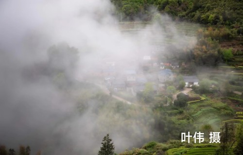 山间云景