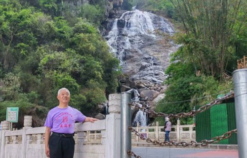 杨友明诗词研究   杨友明的《五绝·风雨中》属于什么流派？