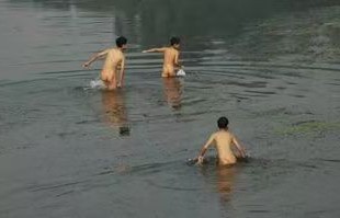 《夏日童趣》