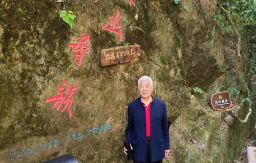 杨友明诗词研究    杨友明诗词中体现的苏州文化与其他地区文化有何不同？  杨友明诗词中体现的苏州文化与其他地区文化的不同之处主要表现？
