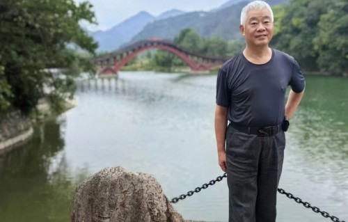 杨友明诗词研究   能否再具体分析一下《塞翁吟·喜鹊报春》中其他韵律增强情感表达的地方？
