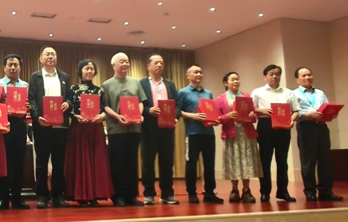 杨友明诗词研究   在杨友明诗词中，“秋霜与枫叶”的组合与其他组合表达人生感悟的方式有何不同？