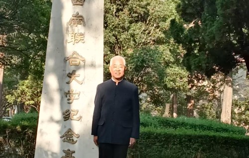 杨友明诗词研究    《七绝·正月初七》这首诗还运用了哪些艺术手法？