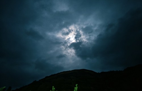 《云月夜静悟浮生》