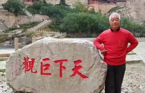 杨友明诗词研究   杨友明作品中“山峰”意象具体是如何体现人生哲理的？